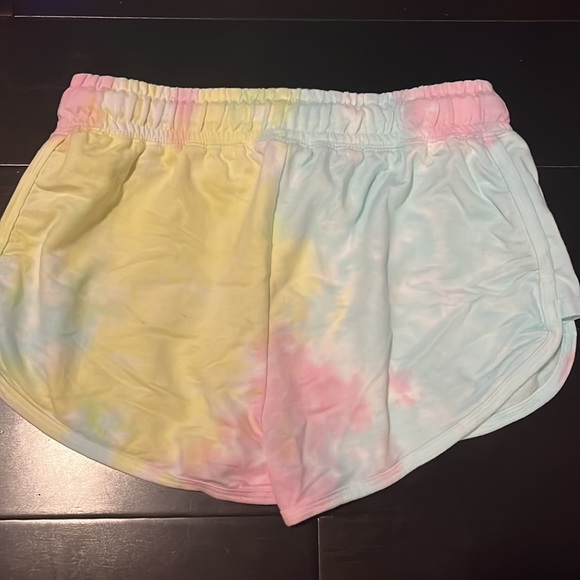 Small children tie die shorts, great for sports, summer walks, and very soft! - Picture 4 of 4